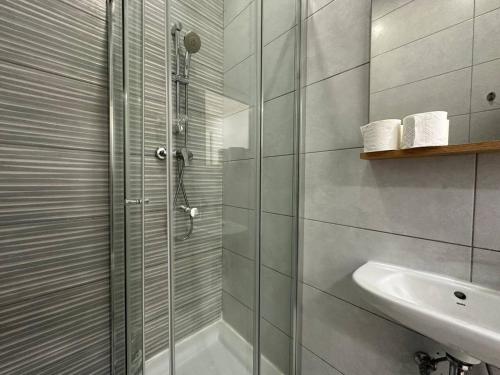 un bagno con doccia e lavandino di Central Oasis with Private Pool and Lounge Area a Msida