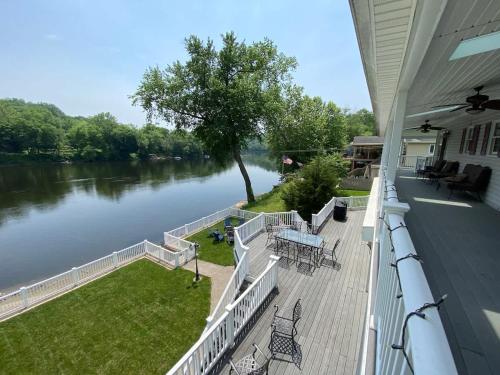 Výhled na řeku, která protéká v blízkosti prázdninového domu