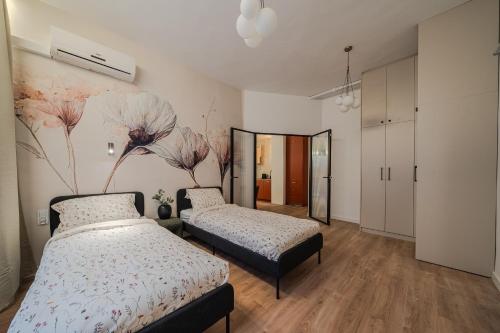 een slaapkamer met twee bedden en een schilderij aan de muur bij Złota 7 Apartment in Warschau