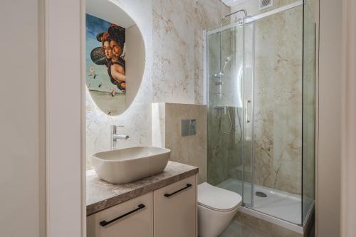 een badkamer met een wastafel, een toilet en een douche bij Złota 7 Apartment in Warschau