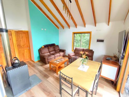 Coin salon dans l'établissement Cabañas Lagos y Volcanes