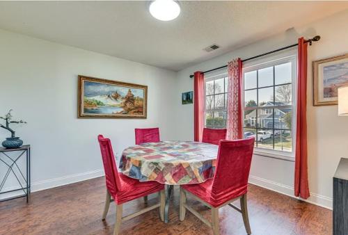ein Esszimmer mit einem Tisch und roten Stühlen in der Unterkunft Grill Patio • Pet Friendly / 3 BR in Charlotte