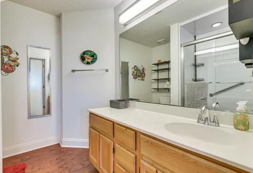 ein Badezimmer mit Waschbecken und großem Spiegel in der Unterkunft Grill Patio • Pet Friendly / 3 BR in Charlotte