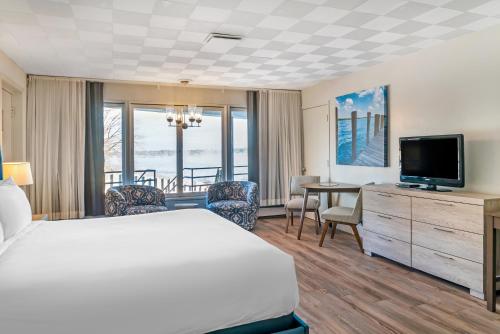 MarysvilleRiver Crab Blue Water Inn的一间配有床和电视的酒店房间