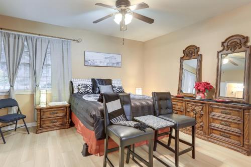 Et opholdsområde på Charming Studio about 5 Mi to Stone Mountain Park