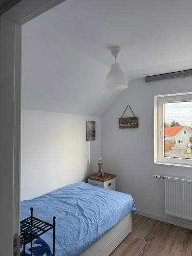 een slaapkamer met een bed en een raam bij Résidence de l'Authie in Groffliers