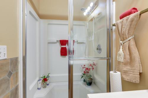 Et badeværelse på Charming Studio about 5 Mi to Stone Mountain Park