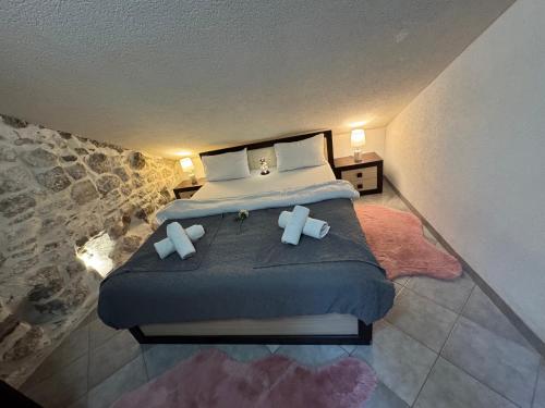 En eller flere senge i et værelse på Little Bay Apartments