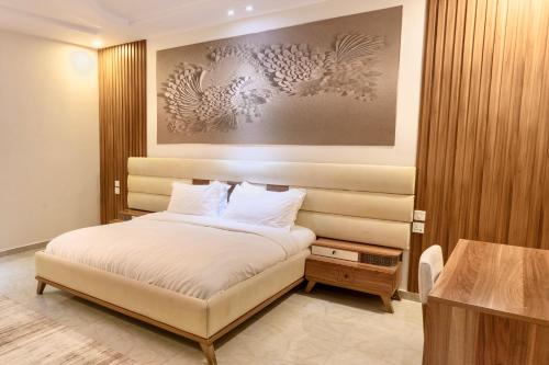 En eller flere senge i et værelse på Four Seasons Suites