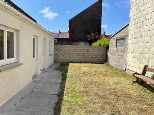 un vicolo vuoto con una panchina accanto a un edificio di Studio Vinci 2 a Calais