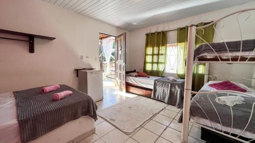 een slaapkamer met 2 stapelbedden en een balkon bij Pousada Rose in Pipa
