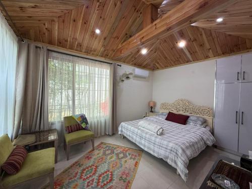 Giường trong phòng chung tại Haven Lodge Bhurban, Cheerful 3BR Cottage