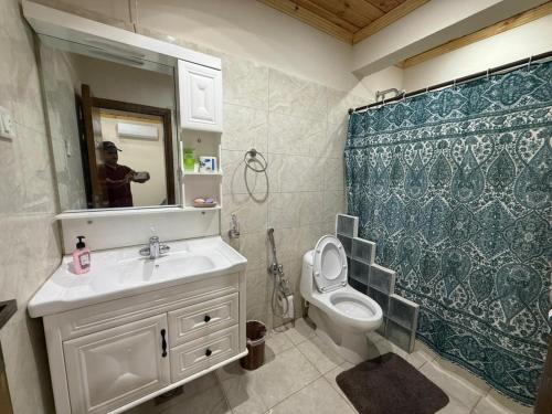 Phòng tắm tại Haven Lodge Bhurban, Cheerful 3BR Cottage