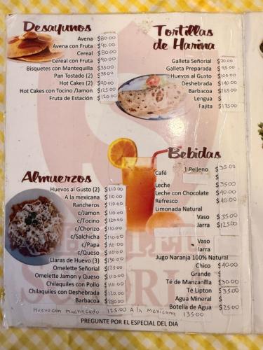 een menu voor een restaurant met eten en drinken bij Hotel Señorial in Matamoros