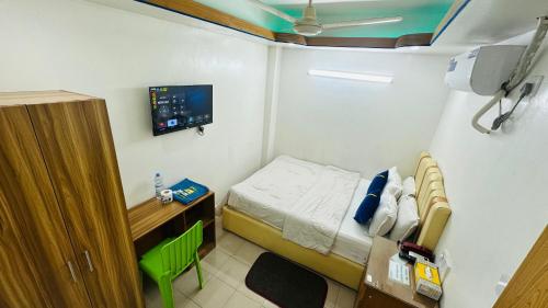 Piccola camera con letto piccolo e scrivania. di Hotel Sweet Place a Gulshan 1
