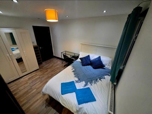 een slaapkamer met een bed met blauwe vierkanten erop bij Stratford Guest House in Londen