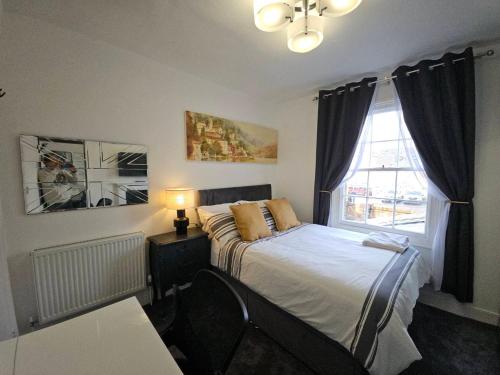 En eller flere senge i et værelse på Central Maison Indigo