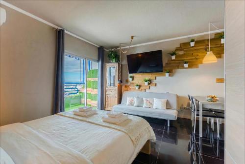 Postel nebo postele na pokoji v ubytování Elegant Beachfront Studio with Balcony & Ocean View in Playa Paraíso