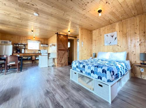 Giường trong phòng chung tại Mini-chalet tout confort - Lac de Pohenegamook