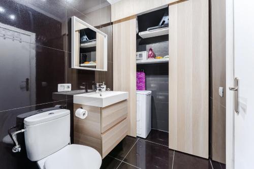 Koupelna v ubytování Elegant Beachfront Studio with Balcony & Ocean View in Playa Paraíso