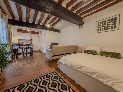 ein Schlafzimmer mit Bett und ein Esszimmer in der Unterkunft Studio cœur de Chartres, à côté de la cathédrale in Chartres
