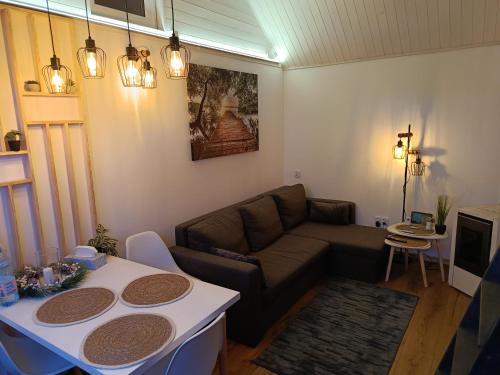 ein Wohnzimmer mit Sofa und Tisch in der Unterkunft 2R Relax Resort 