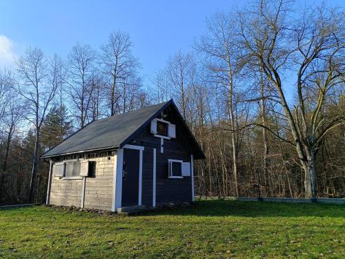ein kleines Haus auf einem Grasfeld in der Unterkunft 2R Relax Resort 
