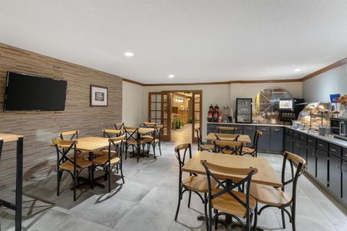 un restaurant avec des tables et des chaises et un bar dans l'établissement Best Western Natchitoches Inn, à Natchitoches
