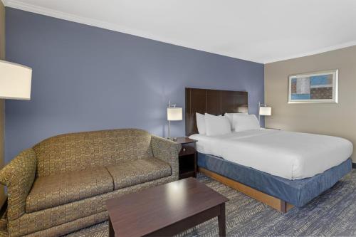 ein Hotelzimmer mit einem Bett und einer Couch in der Unterkunft Best Western Natchitoches Inn in Natchitoches