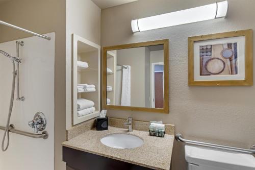 ein Badezimmer mit Waschbecken und Spiegel in der Unterkunft Best Western Natchitoches Inn in Natchitoches