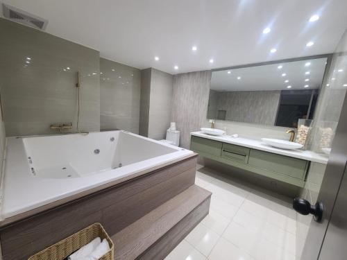 Koupelna v ubytování Oceanfront 3 Bedroom With Jacuzzi and Pool