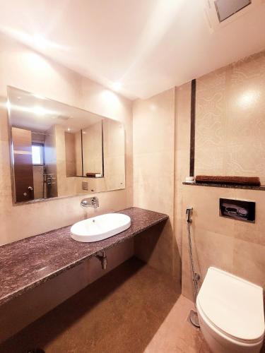 a bathroom with a sink and a toilet at Famafa Hotel in Arambol