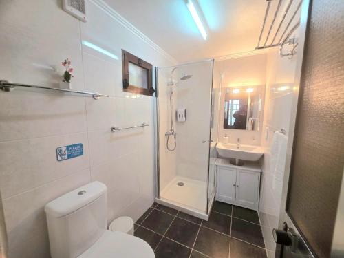 Ένα μπάνιο στο Santana Escape with Terrace Views, Near Levadas and Pico Ruivo