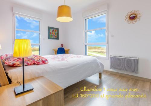 En eller flere senge i et værelse på Villa Yana Bretagne Piscine Intérieure partagée et Spa Privatif 100m de la Plage