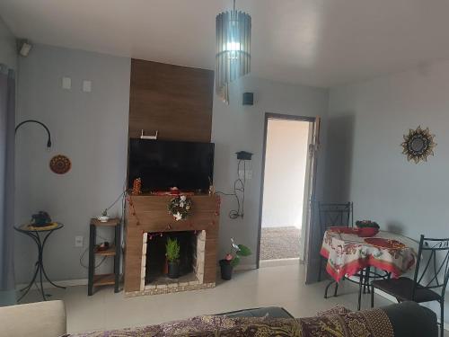 Et tv og/eller underholdning på Casa Cassino com Piscina