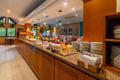 una linea a buffet in un ristorante con piatti e cibo di Hotel Laghetto Viale a Gramado