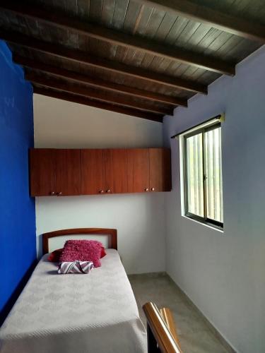 En eller flere senge i et værelse på Alojamiento en Medellin