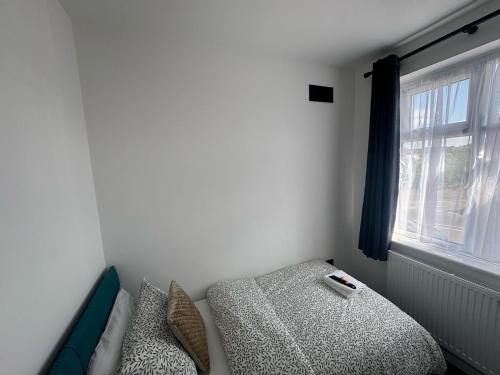 une chambre avec un lit et une fenêtre dans l'établissement BXH B4 Cozy single room Bexleyheath, à Bexleyheath