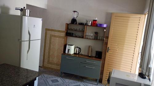 eine Küche mit einem weißen Kühlschrank und einer Theke in der Unterkunft Casa a 1 Minuto da basilica in Aparecida