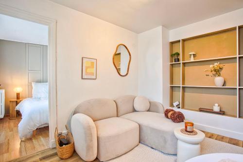 a living room with a couch and a bed at Le Chéron - Confort, Wi-Fi & commerces à deux pas in Caen