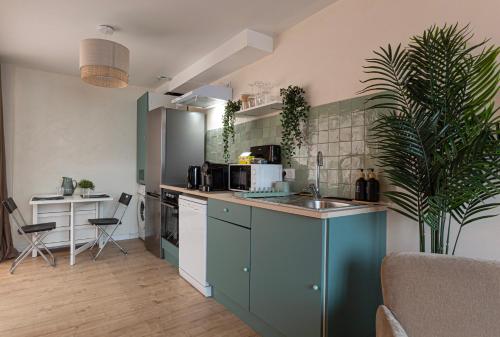 Køkken eller tekøkken på Le Botanique - 15 min Paris et Stade de France - 50m2 - 2 chambres