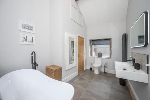 Et badeværelse på Goytre Hall Self Catering Guest Accommodation