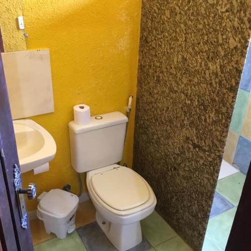 a bathroom with a toilet and a sink at Pousada Matuto Cipó in Serra do Cipo