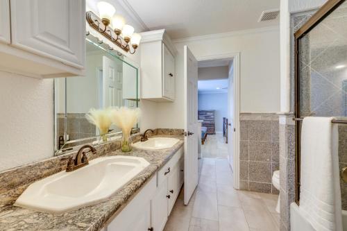 ein Badezimmer mit zwei Waschbecken und einer Dusche in der Unterkunft Work and Unwind, Stylish Sunnyvale Retreat! in Sunnyvale