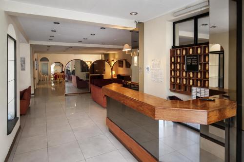 un negozio di abbigliamento con un bancone in un centro commerciale di Hotel de Viña a Viña del Mar