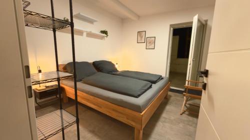 een slaapkamer met een stapelbed met blauwe kussens bij Apart Schwalbennest in Imst