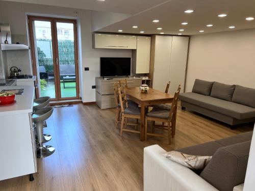 een keuken en woonkamer met een tafel en een bank bij Raiola Welcome in Torre Annunziata