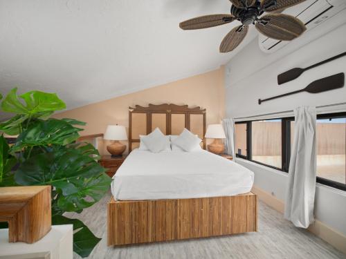 een slaapkamer met een bed en een plafondventilator bij Top-floor corner unit across from the ocean at Kahana Villas (West Maui) in Kapalua-West Maui Airport