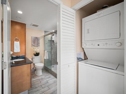 een badkamer met een douche, een toilet en een wastafel bij Top-floor corner unit across from the ocean at Kahana Villas (West Maui) in Kapalua-West Maui Airport