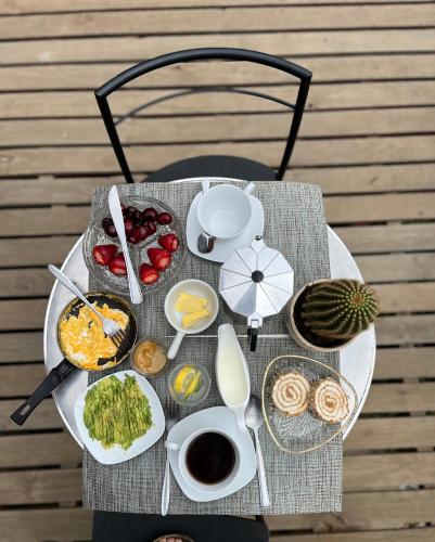 a table with food on top of a table at Casa Mirador Pichilemu in Pichilemu
